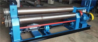 Laminatoio a tre rulli